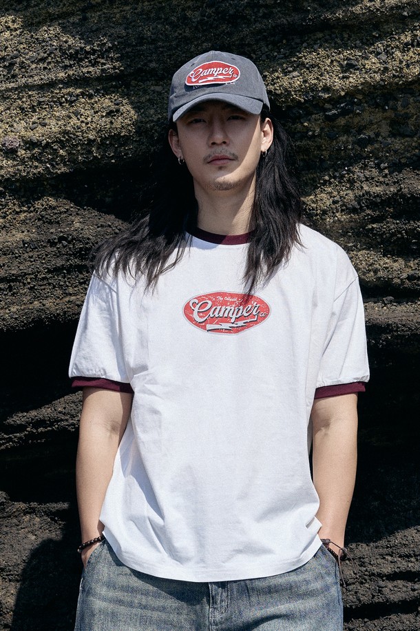 아이보리 컬러의 크랙 써클 링거 티셔츠는 남성용으로, 캐주얼하고 스트릿한 무드를 연출합니다. 링거 티셔츠 디자인에 캠퍼 레터링과 번개 그래픽 조합, 배색 포인트 디테일이 돋보이며, 면 소재로 제작되어 일상에서 편안하게 착용하기 좋습니다. 봄, 여름 시즌에 어울리는 반소매 레귤러핏 티셔츠로, 라운드넥 디자인이 특징입니다.
