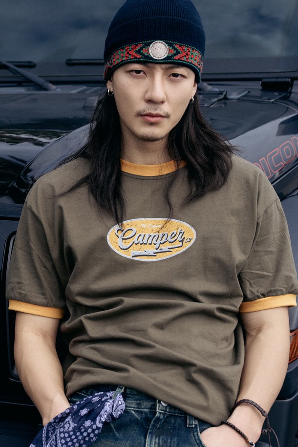 크랙 써클 링거 티셔츠는 남성을 위한 카키 색상의 캐주얼, 스트릿 스타일 상의입니다. 면 소재로 제작되었으며, 캠퍼 레터링과 번개 그래픽 디자인, 배색 포인트 디테일이 돋보이는 베이직한 링거 티셔츠 디자인이 특징입니다. 봄, 여름 시즌에 적합하며, 라운드넥에 반소매, 레귤러 핏으로 편안하게 착용할 수 있습니다.
