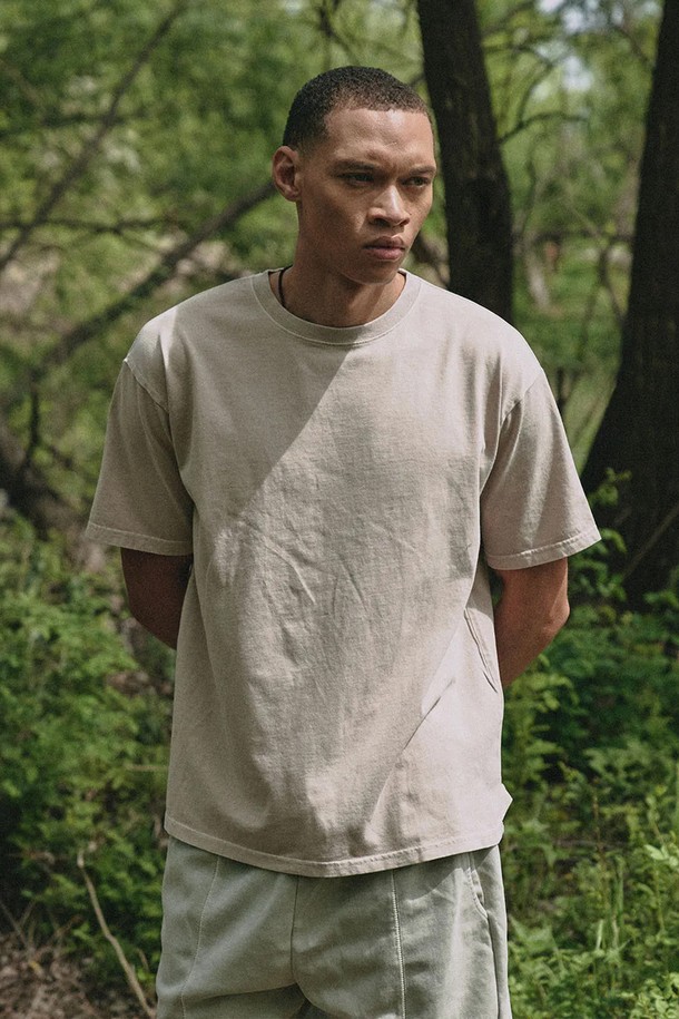 [GREY BEIGE] 베이직 피그먼트 반팔 티셔츠는 면 소재로 제작되어 편안한 착용감을 선사하며, 넉넉한 오버핏으로 트렌디한 스타일을 연출합니다. 라운드넥 디자인에 무지 패턴으로 어떤 스타일에도 쉽게 매치할 수 있으며, 피그먼트 워싱 처리로 자연스러운 색감과 빈티지한 분위기를 더했습니다. 봄, 여름 시즌 데일리룩으로 활용하기 좋으며, 레이어드 스타일링에도 적합하여 실용성을 높였습니다.
