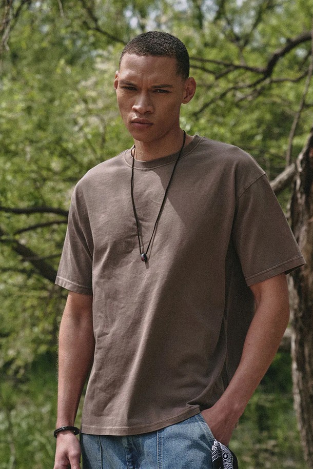 베이직한 디자인의 브라운 컬러 반팔 티셔츠로, 피그먼트 워싱 가공을 거쳐 부드러운 촉감을 자랑합니다. 면 소재로 제작되어 봄, 여름철 일상에서 편안하게 착용하기 좋으며, 레귤러 핏으로 누구나 부담 없이 데일리 스타일링이 가능합니다. 라운드넥 디자인의 무지 티셔츠로 다양한 하의와 매치하기 용이합니다.
