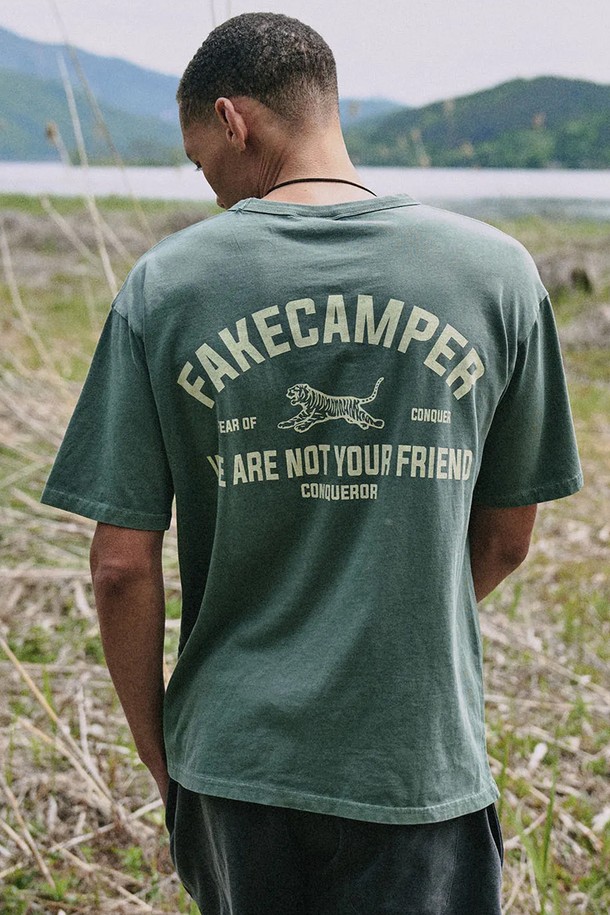 피그먼트 타이거 오리지널 빈티지 반팔 티셔츠 [KHAKI]는 16S 코마사 200g의 두꺼운 면 소재로 제작되어 뻣뻣한 촉감과 빈티지한 스타일을 선사합니다. 카키 컬러에 오버핏으로 디자인되었으며, 피그먼트 워싱 가공과 트리플 스티치 마감으로 내구성을 높였습니다. 봄, 여름 시즌 데일리룩에 캐주얼하게 활용하기 좋은 반팔 티셔츠입니다.
