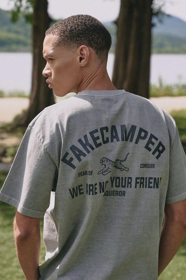 피그먼트 타이거 오리지널 빈티지 반팔 티셔츠 [GREY]는 16S 코마사 200g 원단으로 제작되어 두껍고 튼튼하며, 피그먼트 워싱 가공과 빈티지 페이드 효과로 자연스러운 멋을 더했습니다. 캐주얼하고 빈티지한 스타일의 오버핏 반팔 티셔츠로, 봄, 여름 일상 및 캠핑 등 다양한 활동에 활용하기 좋습니다. 트리플 스티치 공법으로 내구성을 높였으며, 라운드넥 디자인과 그레이 컬러로 어떤 옷에도 잘 어울립니다.
