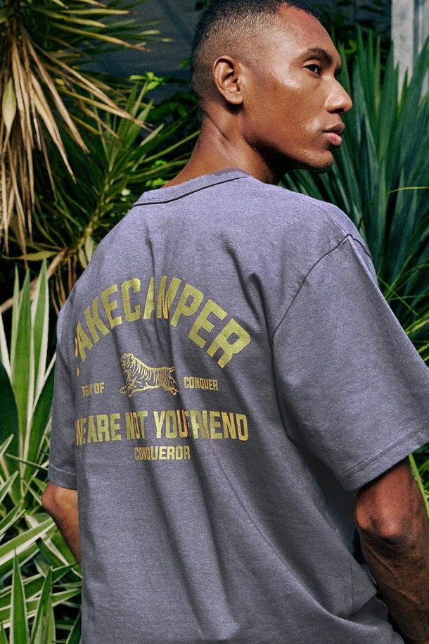 피그먼트 워싱 기법으로 빈티지한 감성을 살린 남성용 반팔 티셔츠입니다. 라이트 차콜 컬러의 면 소재에 레터링 및 프린트 무늬가 돋보이며, 봄, 여름 시즌 캐주얼하고 빈티지한 스타일을 연출하기 좋습니다. 라운드넥 오버핏 디자인으로 편안한 착용감을 제공합니다.
