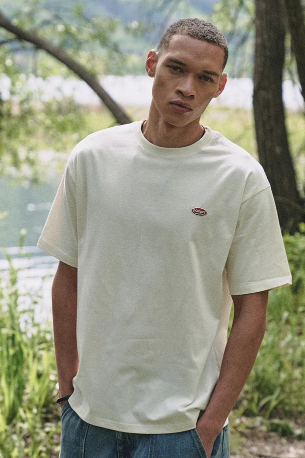 크랙 써클 스몰 심볼 티셔츠 [IVORY]는 빈티지 무드의 로고 패턴이 돋보이는 반소매 라운드넥 티셔츠입니다. 면 소재의 레귤러핏으로 제작되어 봄, 여름철 일상에서 편안하게 착용할 수 있습니다. 아이보리, 네이비, 브라운 등 6가지 다양한 컬러 옵션으로 제공되어 취향에 맞게 선택 가능합니다.
