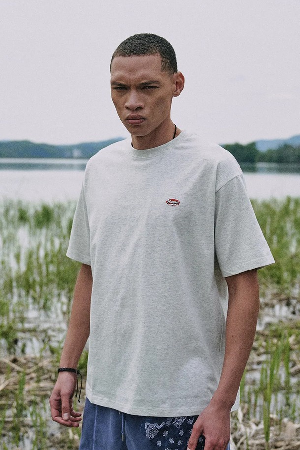 크랙 써클 스몰 심볼 티셔츠 [OATMEAL]는 부드러운 면 소재로 제작되어 편안한 착용감을 선사하며, 데일리 웨어 스타일을 완성하는 베이직한 디자인의 티셔츠입니다. 라운드넥과 레귤러핏으로 제작되었으며, 봄, 여름 계절에 어울리는 반소매 기장입니다. 오트밀 컬러 바탕에 심볼 디테일이 돋보이는 캐주얼 티셔츠입니다.
