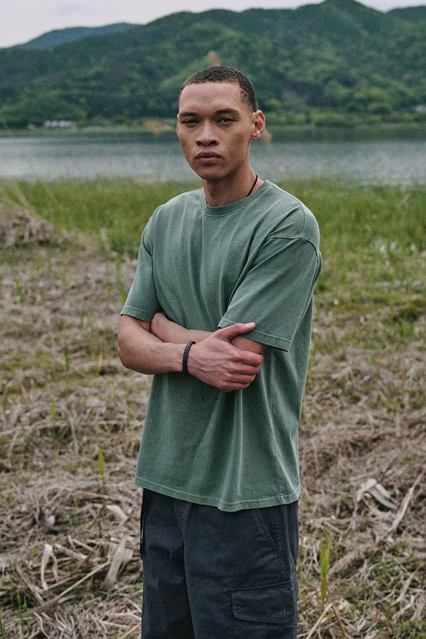 부드러운 면 소재로 제작된 베이직 피그먼트 반팔 티셔츠입니다. 카키 색상으로, 봄, 여름 시즌에 활용하기 좋으며, 피그먼트 워싱 처리하여 자연스러운 멋을 더했습니다. 라운드넥, 오버핏 디자인으로 편안하고 캐주얼한 스타일을 연출할 수 있습니다.
