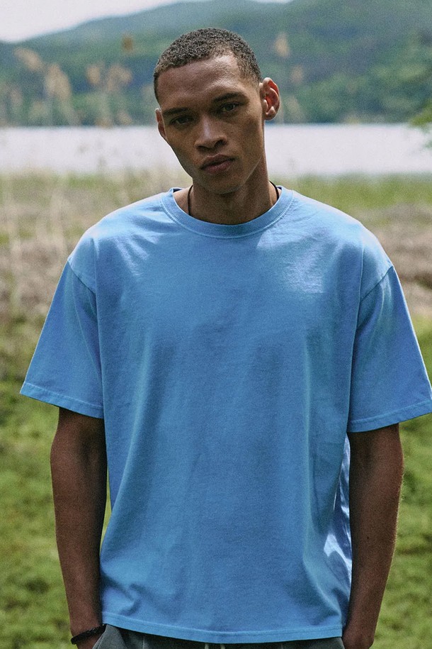 산뜻한 스카이블루 컬러의 베이직 피그먼트 반팔 티셔츠입니다. 봄, 여름 시즌에 어울리는 면 소재의 라운드넥, 반소매 디자인으로, 캐주얼하고 편안한 오버핏 스타일을 연출합니다. 피그먼트 워싱 처리로 자연스러운 질감을 더해, 데일리룩에 활용하기 좋은 아이템입니다.
