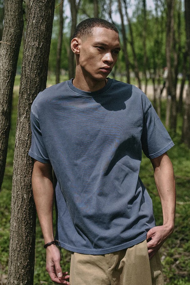 **베이직 피그먼트 반팔 티셔츠 [NAVY]**는 일상복으로 활용하기 좋은 캐주얼 스타일의 오버핏 반팔 티셔츠입니다. 부드러운 면 소재에 피그먼트 워싱 처리를 더해 자연스러운 멋을 내며, 8가지 다채로운 컬러와 S부터 XXL까지 폭넓은 사이즈로 출시되어 누구나 편안하게 착용할 수 있습니다. 라운드넥 디자인에 무지 패턴으로 어떤 스타일에도 쉽게 매치할 수 있어 활용도가 높습니다.
