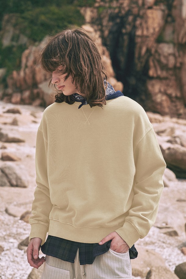 450g 헤비 피그먼트 가이루빠(Guylupa) 디테일 맨투맨은 베이직하고 빈티지한 스타일을 추구하는 공용 고객을 위한 제품입니다. 차콜, 네이비, 블랙, 브라운, 카키, 그레이, 와인, 베이지 8가지 다채로운 색상으로 만나보세요. 450g의 두꺼운 면 소재로 제작되어 봄, 가을, 겨울 착용에 적합하며, V스티치 넥 라인 디테일, 넥 라인 탑바 처리, 사이드바 스티치 마감, 피그먼트 워싱 가공으로 완성도를 높였습니다. 레귤러핏 디자인과 긴 소매 기장으로 편안한 착용감을 선사하며, 세탁 시 자연스러운 색감 변화를 즐길 수 있습니다. 데일리룩, 동네 마실룩 등 캐주얼, 미니멀, 클래식한 스타일 연출에 활용해보세요.
