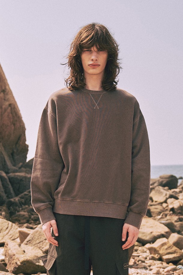 450g 헤비(heavy) 피그먼트 가이루빠 디테일 맨투맨은 8가지 다채로운 컬러(블랙, 네이비, 차콜, 브라운, 카키, 그레이, 와인, 베이지)로 출시되어, 겨울 데일리룩, 동네 마실룩, 여행룩 등 다양한 TPO에 활용하기 좋습니다. 450g의 묵직한 중량감과 피그먼트 워싱 가공을 통해 빈티지한 무드를 더했으며, 레귤러핏으로 편안한 착용감을 선사합니다. 라운드넥에 V스티치 디테일과 넥라인 보강, 탑바 처리, 커버스티치 및 플랫락 스티치 마감으로 꼼꼼하게 완성도를 높였습니다. 세탁 시 색감이 더욱 깊어지는 특징이 있어, 시간이 지날수록 자연스러운 멋을 즐길 수 있습니다.
