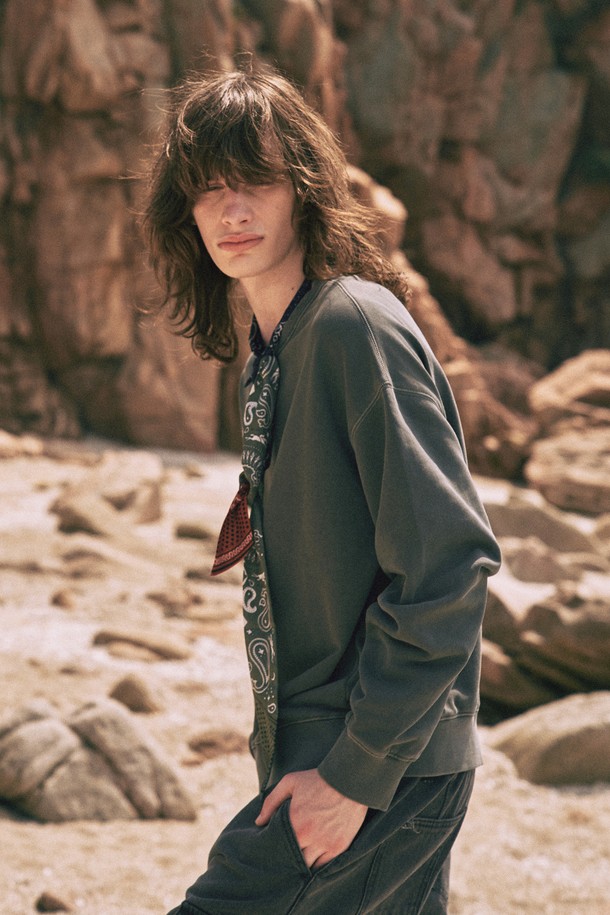 450g 헤비 피그먼트 가이루빠 맨투맨은 남녀 모두 착용 가능한 레귤러핏 맨투맨입니다. 450g의 두꺼운 면 소재로 제작되어 봄, 가을, 겨울 계절에 착용하기 좋으며, 피그먼트 워싱 가공으로 빈티지한 무드를 더했습니다. 차콜, 네이비, 블랙 등 8가지 다채로운 컬러로 출시되어 폭넓은 스타일 연출이 가능하며, 라운드넥에 V스티치 디테일과 목늘어짐 방지 보강, 사이드바 스티치 마감으로 퀄리티를 높였습니다. 동네 마실룩, 산책룩, 겨울 데일리룩 등 캐주얼, 클래식, 미니멀 스타일로 활용하기 좋습니다. 세탁 시 색감이 더욱 깊어지는 매력을 느껴보세요.
