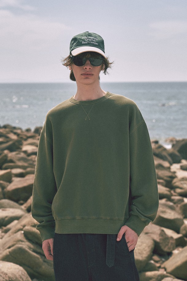 450g 헤비 피그먼트 가이루빠 디테일 맨투맨은 남녀 모두 착용 가능한 베이직하고 빈티지한 스타일의 맨투맨입니다. 450g의 두꺼운 헤비 중량감과 피그먼트 워싱 가공으로 자연스러운 색감 변화를 느낄 수 있습니다. 라운드넥에 V스티치 디테일과 넥 라인 늘어짐 방지 보강, 탑바 처리, 거셋 바스티치 마감으로 튼튼하게 제작되었습니다. 차콜, 네이비, 블랙, 브라운, 카키, 그레이, 와인, 베이지 8가지 다채로운 컬러로 출시되어 겨울 데일리룩, 동네 마실룩, 캠핑룩 등 다양한 TPO에 활용하기 좋습니다. 캐주얼, 미니멀, 클래식한 스타일을 즐기는 분들께 추천합니다.
