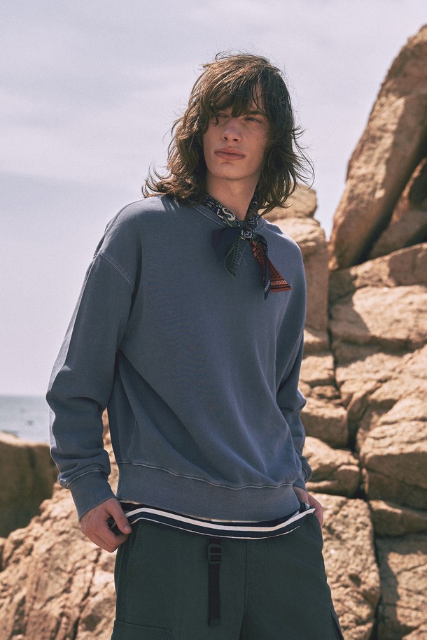 450g 헤비 피그먼트 가이루빠 디테일 맨투맨은 450g의 두꺼운 면 소재로 제작되어 봄, 가을, 겨울까지 폭넓게 활용 가능한 제품입니다. 빈티지한 무드를 더하는 피그먼트 워싱 처리와 라운드넥의 V 스티치 디테일로 포인트를 주었으며, 목 늘어남 방지 보강 및 사이드 바 스티치 마감으로 튼튼하게 제작되었습니다. 베이직, 미니멀, 클래식 스타일을 즐기는 분들께 추천하며, 데일리룩, 집콕룩, 산책룩 등 다양한 TPO에 매치하기 좋습니다. 베이지, 그레이, 차콜, 네이비, 블랙, 브라운, 카키, 와인 총 8가지 다채로운 컬러로 만나보세요.
