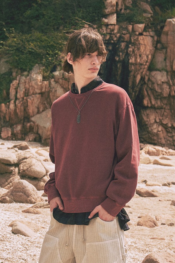 450g 헤비 피그먼트 가이루빠 디테일 맨투맨은 남녀 공용으로 착용 가능한 상의입니다. 차콜, 네이비, 블랙, 브라운, 카키, 그레이, 와인, 베이지 등 8가지 다채로운 색상으로 출시되었으며, 봄, 가을, 겨울에 활용하기 좋습니다. 450g의 두꺼운 면 소재로 제작되어 포근한 착용감을 선사하며, 피그먼트 워싱 처리로 빈티지한 무드를 더했습니다. 라운드넥에 V스티치 넥라인과 넥라인 탑바 디테일, 사이드바 스티치 마감으로 완성도를 높였으며, 세탁 후 자연스럽게 색감이 깊어지는 특징이 있습니다. 캐주얼, 미니멀, 클래식 스타일을 즐겨 입는 분들께 겨울 데일리룩 아이템으로 추천합니다.
