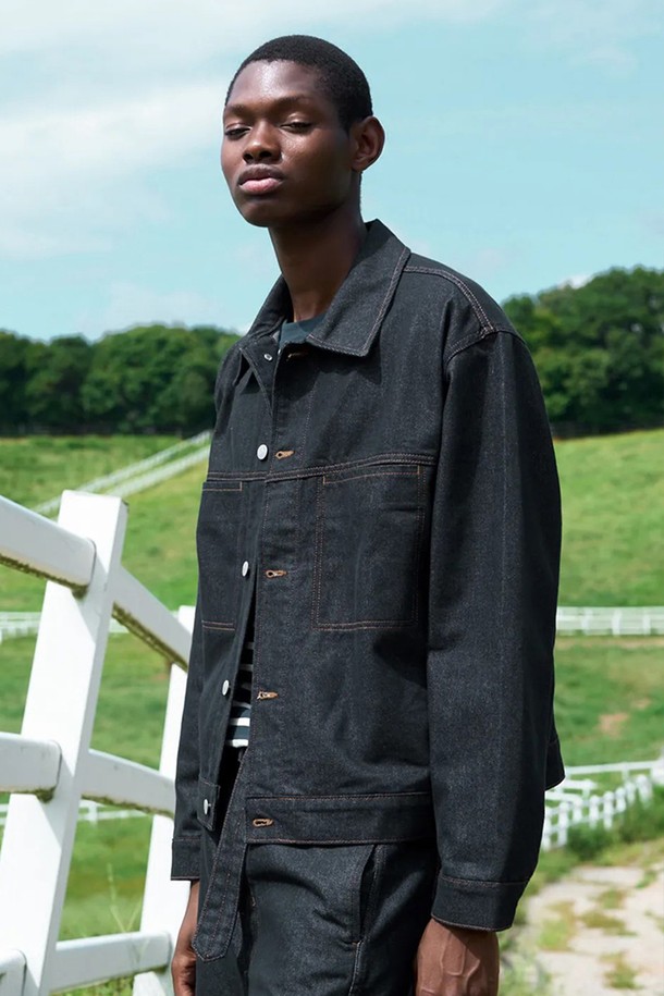 빈티지 데님 재킷 셋업 [다크 블루]는 남성용 아우터입니다. 봄, 가을에 착용하기 좋으며, 빈티지하고 캐주얼한 스타일을 연출합니다. 데이트룩, 쇼핑룩에 적합하며, 미니멀한 스타일을 선호하는 분들께 추천합니다. 다크 블루 컬러의 무지 데님 소재로 제작되었으며, 스탠다드핏에 버튼 여밈 방식입니다. 두꺼운 두께감과 뻣뻣한 촉감, 빈티지 워싱 디테일이 특징입니다.
