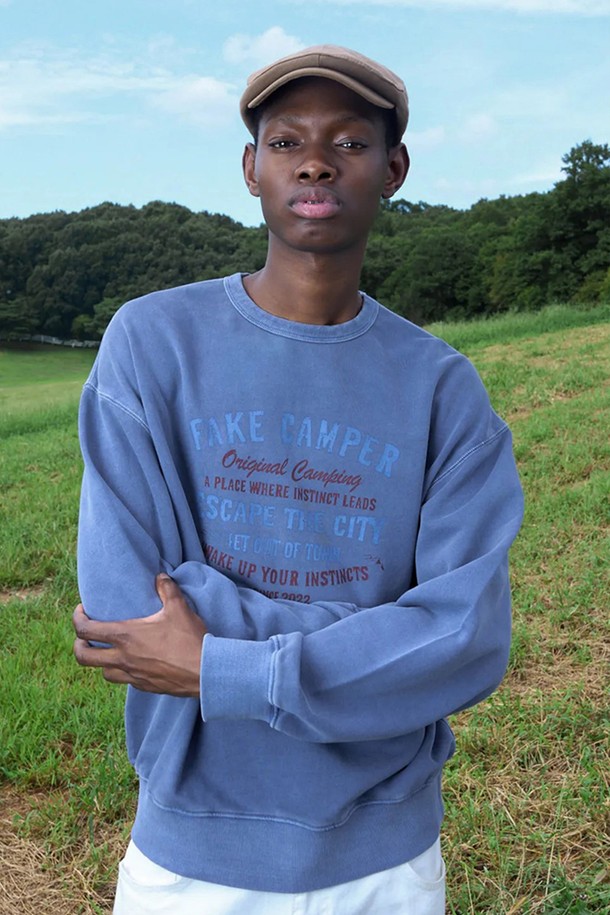 빈티지 이스케이프 레터링 맨투맨 [BLUE]은 캐주얼과 스트리트 스타일을 즐기는 분들을 위한 상의입니다. 톤 다운된 블루 컬러에 "ESCAPE THE CITY" 레터링 프린트가 돋보이는 디자인으로, 빈티지 피그먼트 워싱 처리로 은은한 멋을 더했습니다. 봄, 가을에 적합하며, 면 소재로 제작되어 부드러운 촉감을 선사합니다. 라운드넥에 스탠다드핏으로 편안하게 착용 가능하며, 동네 마실룩이나 가을 나들이룩에 활용하기 좋습니다.
