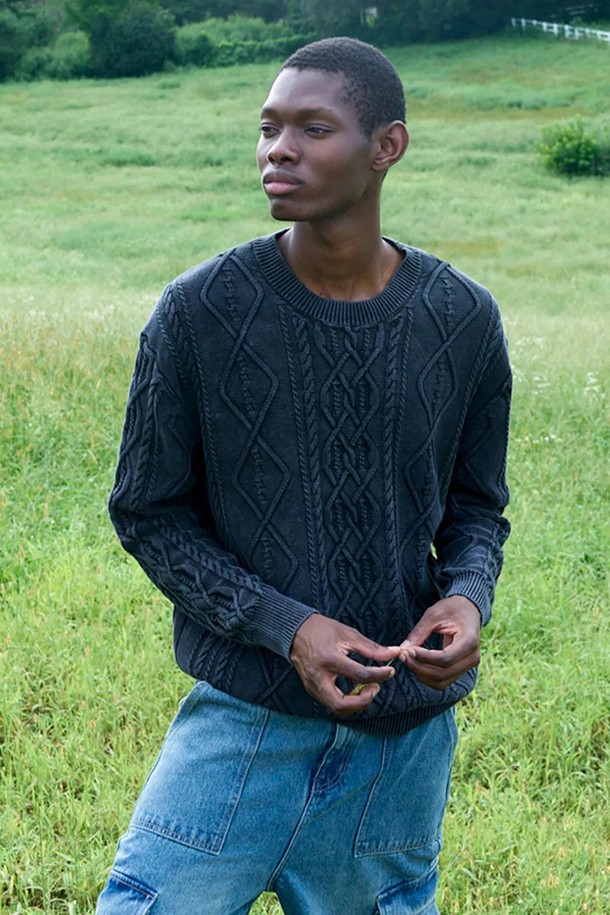 클래식 꽈배기 니트 [CHARCOAL]는 가을과 겨울, 당신의 일상에 따뜻함과 스타일을 더해 줄 아이템입니다. 부드러운 면 소재로 제작되어 편안한 착용감을 선사하며, 두꺼운 두께감으로 보온성을 높였습니다. 꽈배기 패턴 디자인과 스탠다드 핏, 라운드넥 디자인이 클래식하고 베이직한 무드를 연출합니다. 차콜 컬러는 어떤 스타일에도 잘 어울려 겨울 데일리룩, 모임룩, 데이트룩 등 다양한 TPO에 활용하기 좋습니다. 견고한 니트 구조로 튼튼하게 제작되어 오랫동안 즐겨 입을 수 있습니다.
