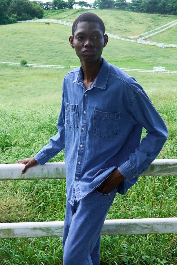 빈티지한 감성을 더한 데님 셔츠 셋업 [미디움 블루]입니다. 톤온톤 스타일링이 용이한 미디움 블루 컬러에, 봄, 가을에 적합한 두께감으로 제작되었습니다. 캐주얼과 클래식 스타일을 아우르는 디자인으로, 데이트룩과 쇼핑룩에 활용하기 좋습니다. 레귤러핏과 차이나칼라 디테일이 특징이며, 뻣뻣한 촉감의 데님 소재에 빈티지 워싱을 더해 독특한 멋을 선사합니다. 긴 소매 기장으로 계절에 맞게 스타일링할 수 있습니다.
