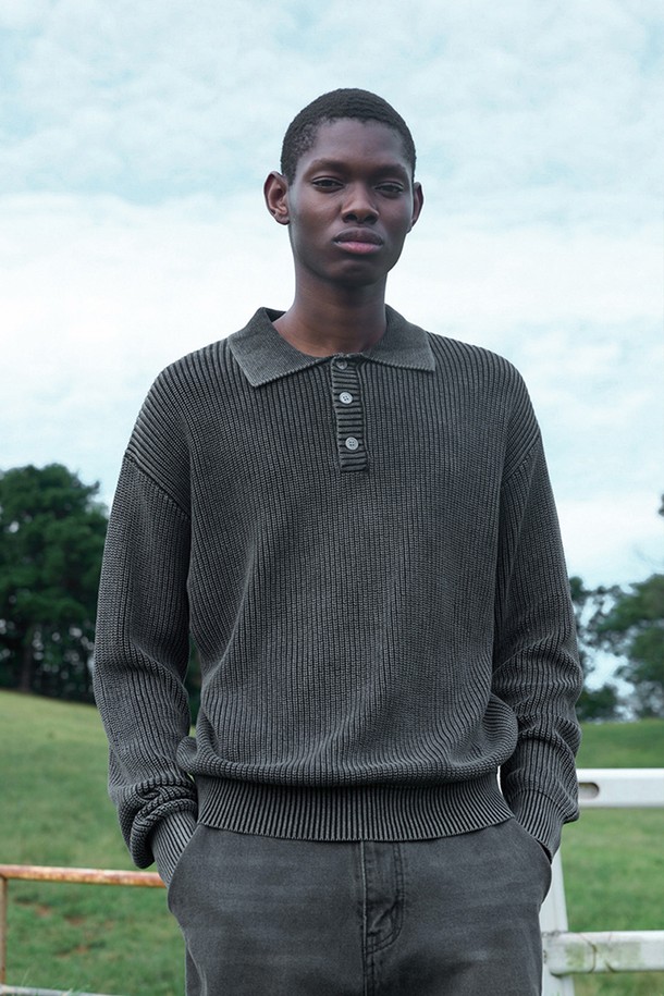 피그먼트 피케 니트 [BLACK]는 베이직하고 캐주얼한 스타일을 연출하기 좋은 상의입니다. 면 소재로 제작되어 봄, 가을에 착용하기 좋으며, 피그먼트 워싱 가공으로 빈티지한 느낌을 더했습니다. 카라 디테일과 커프스 디테일이 돋보이며, 스탠다드 핏으로 편안하게 착용할 수 있습니다. 데이트룩이나 카페룩에 매치하여 캐주얼, 클래식, 미니멀한 스타일을 완성해보세요. 긴 소매 기장으로 간절기에도 따뜻하게 입을 수 있습니다.
