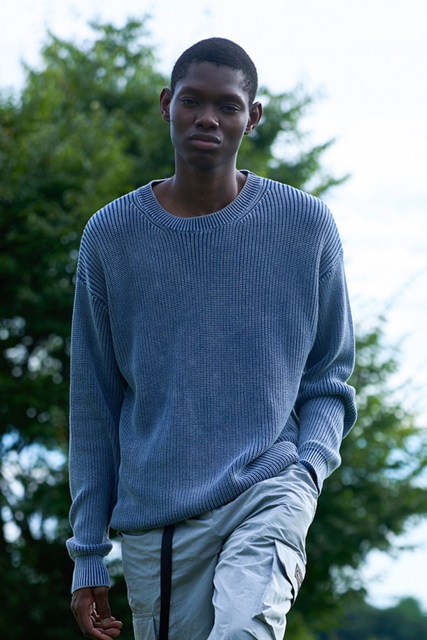 **에센셜 피그먼트 니트 [네이비]**는 가을, 겨울 시즌 데일리룩에 활용하기 좋은 공용 니트입니다. 베이직하고 캐주얼한 스타일로, 릴렉스 핏과 라운드넥 디자인을 갖췄습니다. 네이비 및 차콜 컬러로 출시되었으며, 긴소매에 무지 패턴이 특징입니다. 빈티지한 피그먼트 워싱 기법을 사용하여 독특한 분위기를 더했습니다. 폴리에스테르 소재로 제작되어 편안한 착용감을 선사합니다.
