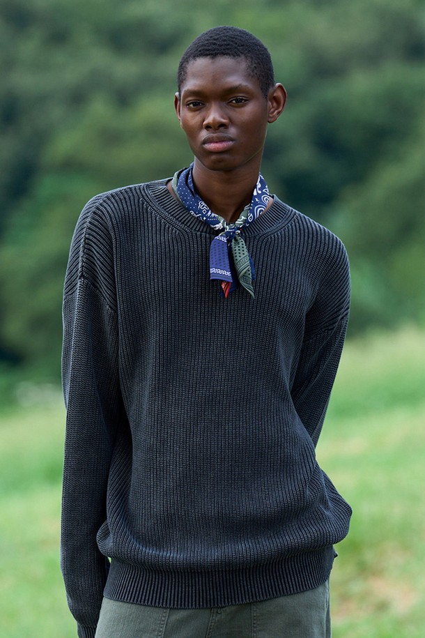 에센셜 피그먼트 니트 [CHARCOAL]는 가을, 겨울 시즌 데일리룩을 위한 베이직하고 빈티지한 스타일의 니트입니다. 라운드넥 디자인에 레귤러핏으로 제작되었으며, 중간 두께감의 폴리에스테르 소재를 사용하여 편안한 착용감을 선사합니다. 차콜 컬러의 무지 디자인으로 어떤 옷에도 매치하기 쉬우며, 긴 소매 기장으로 보온성을 높였습니다. 피그먼트 워싱 처리로 빈티지한 무드를 더해 클래식, 미니멀, 캐주얼 등 다양한 스타일을 연출할 수 있습니다.
