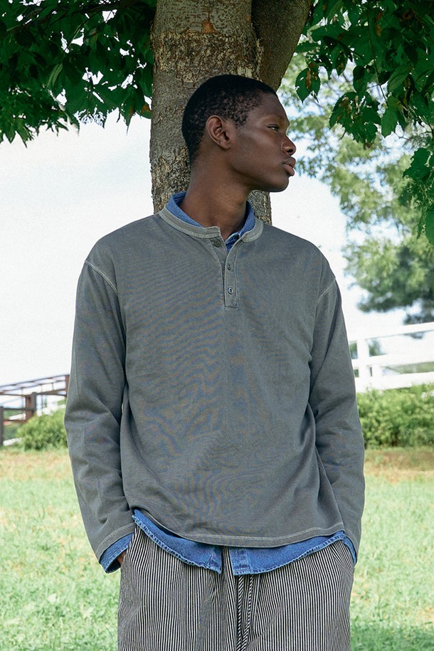 페이드 피그먼트 헨리넥 티셔츠[CHARCOAL]는 빈티지 워싱 가공을 거쳐 자연스러운 색감과 부드러운 촉감을 자랑하는 남성용 티셔츠입니다. 차콜 컬러의 스탠다드핏으로, 봄, 여름, 가을 계절에 캐주얼하고 미니멀한 스타일을 연출하기에 좋습니다. 헨리넥 디자인과 긴소매 기장이 특징이며, 피그먼트 워싱 처리된 면 소재로 제작되어 데일리 착용에 적합합니다. 일상복으로 편안하게 즐길 수 있는 빈티지한 무드의 티셔츠입니다.
