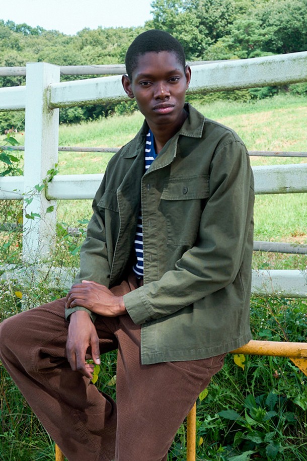 데일리 야상 셔츠 자켓[KHAKI]은 남성용 셔츠 자켓으로, 캐주얼하고 밀리터리 스타일을 연출합니다. 봄, 가을에 적합하며, 무지 패턴에 스탠다드 핏으로 제작되었습니다. 면 소재의 보통 두께감, 긴 소매 기장, 야상 디자인의 필드 자켓 형태로 편안한 착용감을 선사합니다. 동네 마실룩이나 가을 나들이룩에 적합하며, 캐주얼, 클래식, 미니멀 스타일을 즐겨 입는 분들께 추천합니다.
