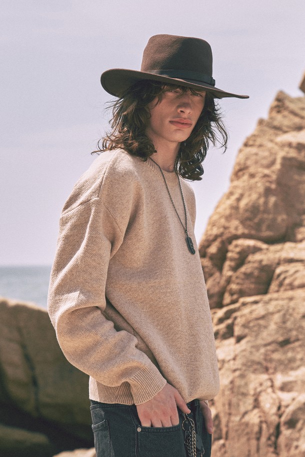 부드러운 텍스처가 돋보이는 소프트 텍스처 니트입니다. 폴리에스터, 아크릴, 울 혼방 소재로 제작되어 포근하고 탄탄한 조직감을 자랑합니다. 블랙, 네이비, 브라운, 웜베이지, 스카이블루, 아이보리, 라이트그레이, 카키 8가지 다채로운 컬러로 만나보세요. 워싱 가공으로 자연스러운 컬러감과 텍스처를 살렸으며, 라운드넥 & 레귤러핏 디자인으로 겨울철 데일리룩, 카페룩, 모임룩 등 다양한 TPO에 클래식, 미니멀, 캐주얼 스타일로 활용하기 좋습니다.
