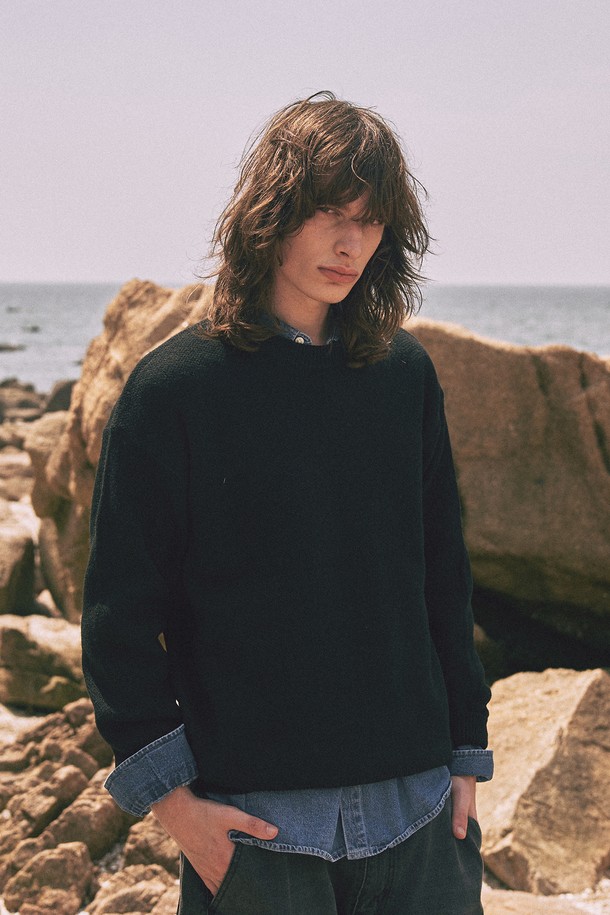 소프트 텍스처 니트 [8COLOR]는 가을, 겨울 시즌에 어울리는 베이직하고 빈티지한 스타일의 니트입니다. 부드러운 촉감의 폴리에스터, 아크릴, 울 혼방 소재로 제작되어 편안한 착용감을 선사합니다. 워싱 가공으로 자연스러운 컬러감과 텍스처를 살렸으며, 라운드넥과 레귤러핏, 긴소매 디자인으로 다양한 스타일 연출이 가능합니다. 블랙, 네이비, 브라운, 웜베이지, 스카이블루, 아이보리, 라이트그레이, 카키 8가지 다채로운 컬러로 출시되어 폭넓은 선택지를 제공합니다. 겨울 데일리룩, 출근룩, 모임룩 등 TPO에 맞춰 클래식, 미니멀, 캐주얼 스타일을 연출해보세요.
