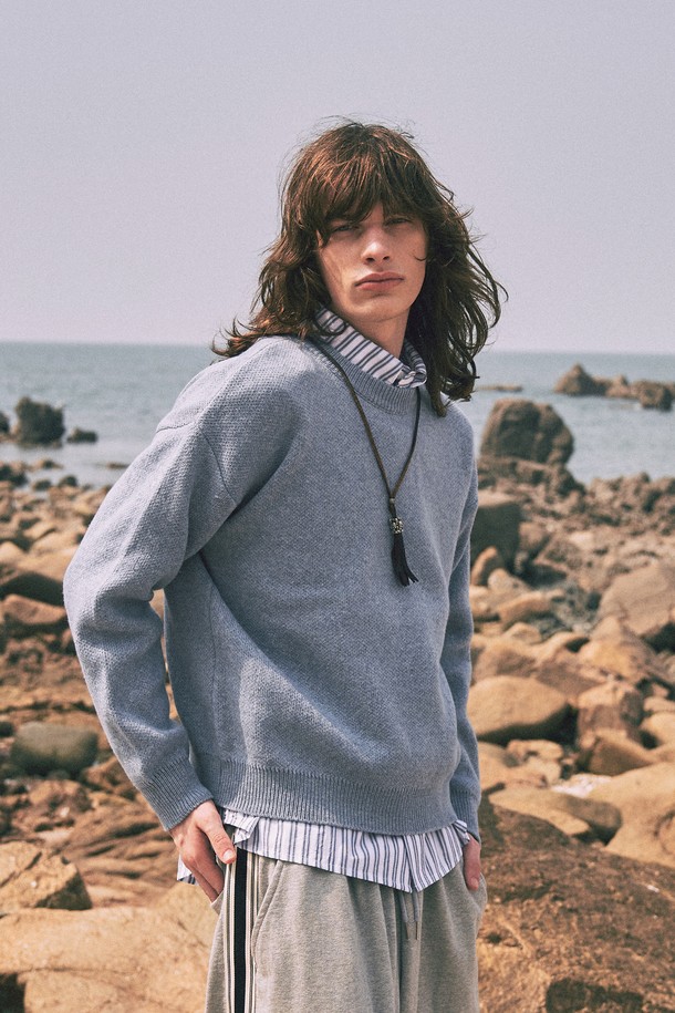 소프트 텍스처 니트 [8COLOR]는 부드러운 촉감과 포근함을 선사하는 라운드넥 니트입니다. 봄, 가을, 겨울, 세 계절 모두 활용 가능하며 데이트룩, 겨울 데일리룩 등 다양한 TPO에 적합합니다. 베이직하고 캐주얼한 스타일로 미니멀, 클래식 룩을 연출하기 좋으며, 레귤러 핏으로 편안하게 착용할 수 있습니다. 폴리에스테르, 아크릴, 울 혼방 소재에 워싱 가공을 더해 자연스러운 컬러감과 빈티지한 무드를 느낄 수 있습니다. 블랙, 네이비, 브라운, 웜베이지 등 8가지 다채로운 색상으로 만나보세요.
