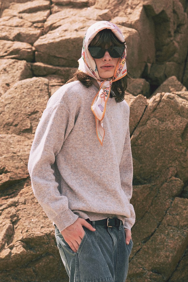 소프트 텍스처 니트 [8COLOR]는 부드러운 촉감의 폴리에스터, 아크릴, 울 혼방 소재로 제작되어 가을, 겨울철에 따뜻하게 착용할 수 있는 남녀 공용 니트입니다. 워싱 가공을 통해 자연스러운 컬러감과 텍스처를 살렸으며, 베이직 디자인으로 다양한 스타일 연출이 가능합니다. 라운드넥, 긴소매, 레귤러핏의 레귤러 기장으로 제작되었으며, 블랙, 네이비, 브라운, 웜베이지, 스카이블루, 아이보리, 라이트그레이, 카키 등 8가지 다채로운 색상으로 출시되었습니다. 겨울 데일리룩, 카페룩 등 어떤 TPO에도 잘 어울리며, 클래식, 미니멀, 캐주얼 스타일을 즐겨 입는 분들께 추천합니다.
