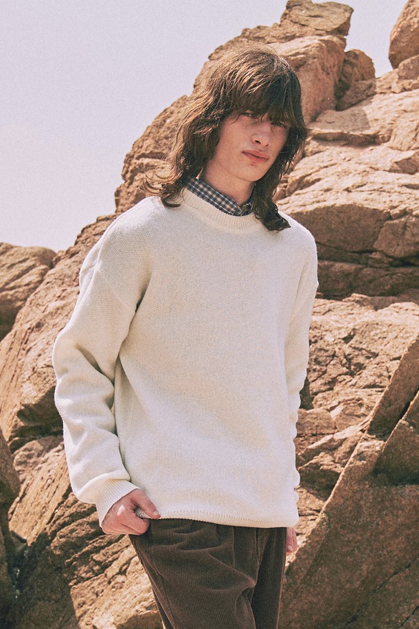 소프트 텍스처 니트 [8COLOR]는 포근하고 부드러운 촉감의 데일리 니트입니다. 가을, 겨울 시즌에 어울리는 두꺼운 두께감으로 따뜻하게 착용 가능하며, 베이직하고 빈티지한 스타일을 연출할 수 있습니다. 블랙, 네이비, 브라운, 웜베이지, 스카이블루, 아이보리, 라이트그레이, 카키 등 8가지 다채로운 컬러로 출시되어 폭넓은 선택지를 제공합니다. 레귤러 핏과 라운드넥 디자인으로 제작되었으며, 겨울 데일리룩, 출근룩, 모임룩 등 다양한 TPO에 활용 가능합니다. 견고한 니트 혼방 소재로 제작되어 내구성이 뛰어나며, 클래식, 미니멀, 캐주얼 등 어떤 스타일에도 잘 어울립니다.
