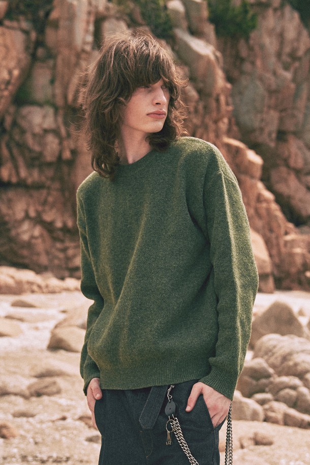 **소프트 텍스처 니트 [8COLOR]**

부드러운 촉감의 소프트 텍스처 니트입니다. 베이직하고 빈티지한 스타일로, 가을과 겨울철 데일리룩과 카페룩에 적합합니다. 견고한 폴리아크릴 혼방 소재에 워싱 가공을 더해 자연스러운 컬러감과 텍스처를 살렸습니다. 레귤러핏 라운드넥 디자인으로, 미니멀, 클래식, 캐주얼 등 다양한 스타일을 연출할 수 있습니다. 블랙, 네이비, 브라운, 웜베이지, 스카이블루, 아이보리, 라이트그레이, 카키 8가지 색상으로 만나보세요.
