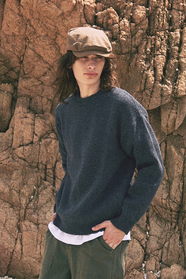 소프트 텍스처 니트 [8COLOR]는 가을, 겨울 시즌 남성분들을 위한 베이직하고 빈티지한 무드의 라운드넥 니트입니다. 부드러운 촉감의 폴리에스터, 아크릴, 울 혼방 소재로 제작되어 두꺼운 두께감으로 따뜻하게 착용 가능하며, 워싱 가공을 통해 자연스러운 컬러감과 텍스처를 살렸습니다. 레귤러핏으로 제작되어 어떤 스타일에도 쉽게 매치할 수 있으며, 데일리룩, 출근룩, 모임룩 등 다양한 TPO에 활용하기 좋습니다. 블랙, 네이비, 브라운, 웜베이지, 스카이블루, 아이보리, 라이트그레이, 카키 8가지 다채로운 컬러로 출시되어 클래식, 미니멀, 캐주얼 등 폭넓은 스타일을 연출할 수 있습니다.
