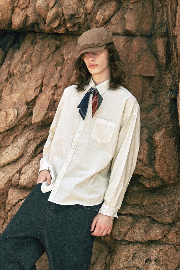 빈티지 피그먼트 셔츠는 남녀 모두 착용 가능한 레귤러 핏의 긴소매 셔츠입니다. 면 소재로 제작되어 부드러운 촉감을 선사하며, 봄, 가을에 착용하기 좋습니다. 차이나칼라 디자인에 무지 패턴으로 미니멀하고 클래식한 분위기를 연출합니다. 피그먼트 워싱 처리로 빈티지한 멋을 더했으며, 출근룩, 데이트룩 등 다양한 TPO에 캐주얼하게 활용할 수 있습니다. 화이트 컬러를 포함한 7가지 색상으로 만나보세요.
