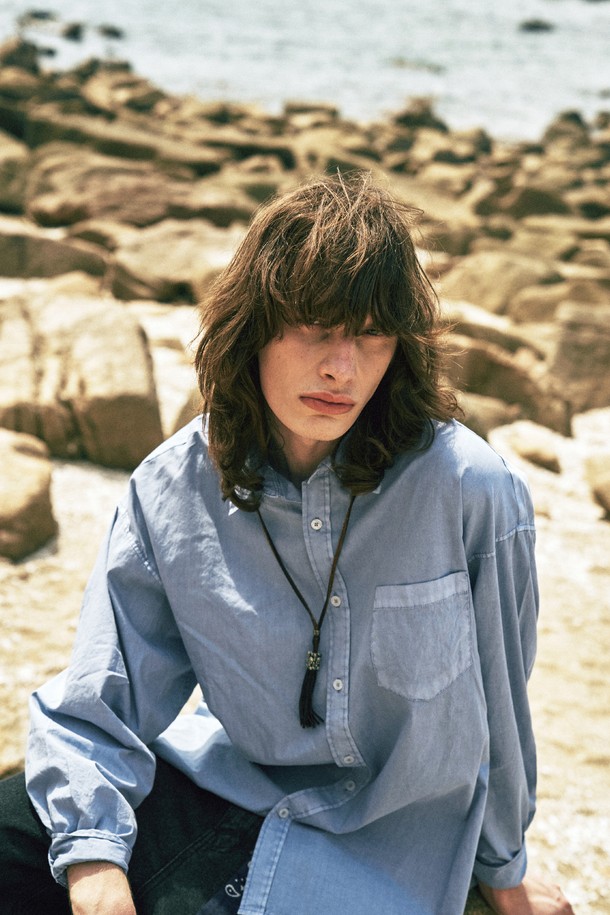 빈티지 피그먼트 워싱 기법으로 제작된 셔츠입니다. 부드러운 면 소재에 루즈 핏으로 편안한 착용감을 선사하며, 차이나 칼라 디자인으로 캐주얼하고 클래식한 무드를 연출합니다. 봄, 여름, 가을, 세 계절에 걸쳐 활용 가능하며, 얇은 두께감으로 시원하게 입을 수 있습니다. 블루, 베이지, 블랙, 화이트, 그린, 브라운, 그레이 7가지 다채로운 컬러 옵션으로 취향에 맞게 선택하여 빈티지 스타일을 완성해보세요. 무지 패턴으로 어떤 하의와도 쉽게 매치할 수 있어 활용도가 높습니다.
