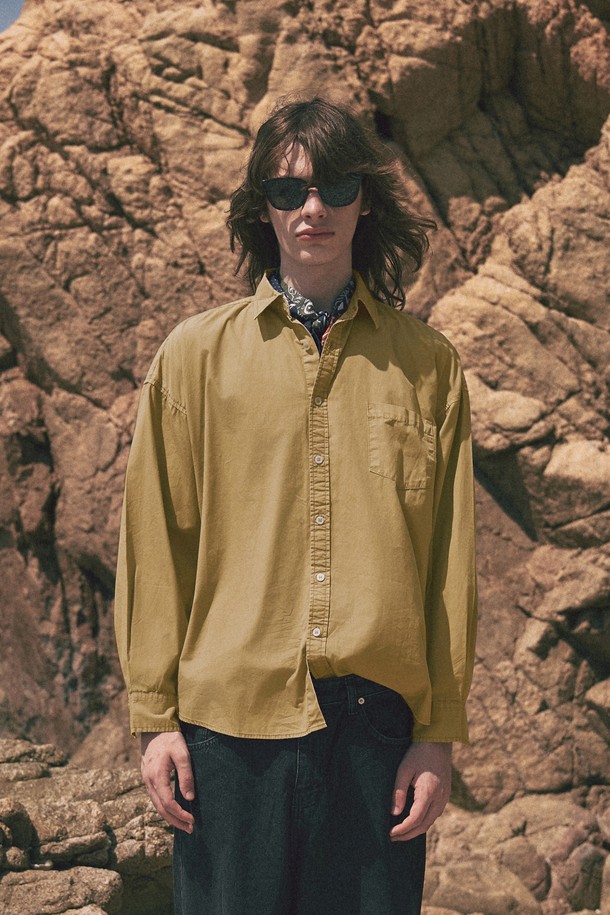 **빈티지 피그먼트 셔츠 [7COLOR]**

부드러운 면 소재로 제작되어 편안한 착용감을 선사하는 빈티지 피그먼트 셔츠입니다. 차이나칼라 디자인과 루즈핏으로 캐주얼하고 빈티지한 스타일을 연출합니다. 봄, 가을 시즌에 적합하며, 무지 패턴에 피그먼트 워싱 가공을 더해 빈티지한 색감을 표현했습니다. 베이지, 머스타드 등 7가지 다채로운 컬러 옵션으로 준비되었습니다. 긴소매 기장의 레귤러 기장 셔츠로, 데일리룩에 활용하기 좋습니다.
