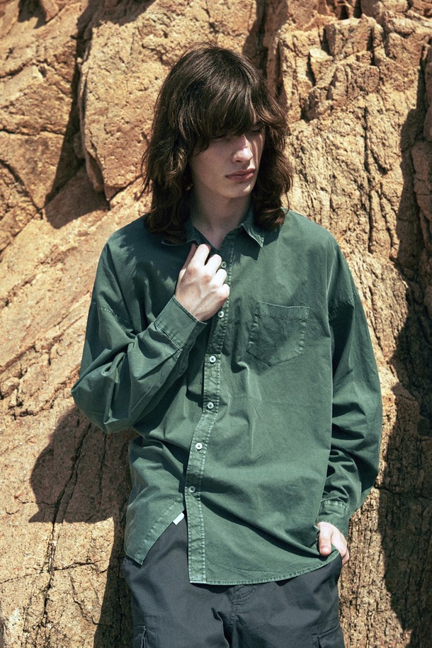 빈티지 피그먼트 셔츠 [7COLOR]는 남녀 모두 착용 가능한 오버핏 셔츠입니다. 면 소재로 제작되어 부드러운 촉감을 선사하며, 봄, 가을에 적합한 두께감으로 제작되었습니다. 캐주얼, 미니멀 스타일을 추구하는 분들께 추천하며, 라운드넥과 긴 소매 기장으로 디자인되었습니다. 피그먼트 워싱 처리하여 빈티지한 무드를 더했으며, 그린을 포함한 7가지 다채로운 컬러로 만나볼 수 있습니다.
