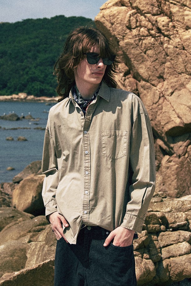 빈티지 피그먼트 셔츠는 [7COLOR]로 만나볼 수 있는, 봄, 가을에 어울리는 남녀 공용 셔츠입니다. 부드러운 면 소재에 레귤러핏으로 제작되었으며, 차이나 칼라와 긴 소매 기장이 특징입니다. 피그먼트 워싱과 빈티지 가공을 통해 은은한 멋을 더했고, 무지 패턴으로 캐주얼하고 미니멀한 스타일을 연출하기 좋습니다. 산책룩, 데이트룩 등 다양한 TPO에 활용 가능하며, 버튼으로 간편하게 여밀 수 있습니다.
