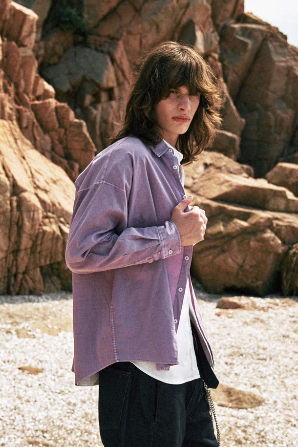 빈티지 피그먼트 셔츠는 [7COLOR]로 출시되어, 봄, 가을에 어울리는 차이나칼라 디자인의 긴소매 셔츠입니다. 면 소재로 제작되어 부드러운 촉감을 선사하며, 루즈핏으로 편안하게 착용할 수 있습니다. 피그먼트 워싱 기법으로 빈티지한 무드를 더하고, 무지 패턴으로 캐주얼하고 미니멀한 스타일을 연출합니다. 데이트룩, 캠핑룩 등 다양한 TPO에 활용 가능하며, 어떤 하의와도 자연스럽게 매치됩니다.
