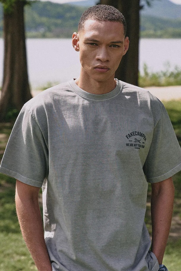 피그먼트 타이거 오리지널 빈티지 반팔 티셔츠 [GREY]는 16S 코마사 200g 원단으로 제작되어 두껍고 튼튼하며, 피그먼트 워싱 가공과 빈티지 페이드 효과로 자연스러운 멋을 더했습니다. 캐주얼하고 빈티지한 스타일의 오버핏 반팔 티셔츠로, 봄, 여름 일상 및 캠핑 등 다양한 활동에 활용하기 좋습니다. 트리플 스티치 공법으로 내구성을 높였으며, 라운드넥 디자인과 그레이 컬러로 어떤 옷에도 잘 어울립니다.
