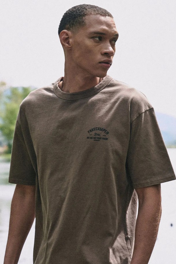 피그먼트 타이거 오리지널 빈티지 반팔 티셔츠 [BROWN]는 16수 코마사 원단으로 제작되어 부드러운 촉감을 자랑하며, 200g의 넉넉한 중량감으로 편안한 착용감을 선사합니다. 빈티지한 무드를 더하는 피그먼트 워싱 처리가 돋보이며, 튼튼한 내구성을 위한 트리플 스티치 공법과 오버핏 디자인으로 스타일리시함을 더했습니다. 봄, 여름 시즌 데일리룩에 캐주얼하게 활용하기 좋은 브라운 컬러의 반팔 티셔츠입니다.
