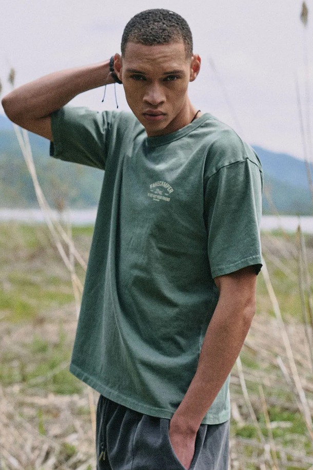 피그먼트 타이거 오리지널 빈티지 반팔 티셔츠 [KHAKI]는 16S 코마사 200g의 두꺼운 면 소재로 제작되어 뻣뻣한 촉감과 빈티지한 스타일을 선사합니다. 카키 컬러에 오버핏으로 디자인되었으며, 피그먼트 워싱 가공과 트리플 스티치 마감으로 내구성을 높였습니다. 봄, 여름 시즌 데일리룩에 캐주얼하게 활용하기 좋은 반팔 티셔츠입니다.
