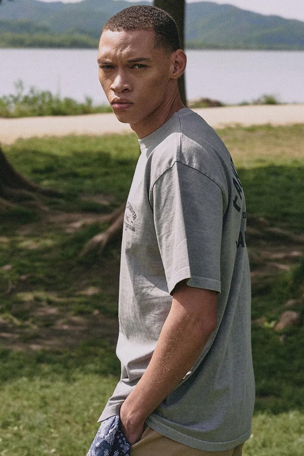 피그먼트 타이거 오리지널 빈티지 반팔 티셔츠 [GREY]는 16S 코마사 200g 원단으로 제작되어 두껍고 튼튼하며, 피그먼트 워싱 가공과 빈티지 페이드 효과로 자연스러운 멋을 더했습니다. 캐주얼하고 빈티지한 스타일의 오버핏 반팔 티셔츠로, 봄, 여름 일상 및 캠핑 등 다양한 활동에 활용하기 좋습니다. 트리플 스티치 공법으로 내구성을 높였으며, 라운드넥 디자인과 그레이 컬러로 어떤 옷에도 잘 어울립니다.
