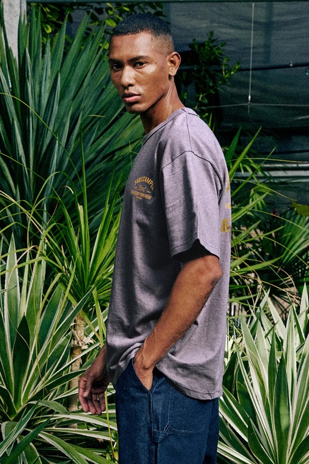 피그먼트 워싱 기법으로 빈티지한 감성을 살린 남성용 반팔 티셔츠입니다. 라이트 차콜 컬러의 면 소재에 레터링 및 프린트 무늬가 돋보이며, 봄, 여름 시즌 캐주얼하고 빈티지한 스타일을 연출하기 좋습니다. 라운드넥 오버핏 디자인으로 편안한 착용감을 제공합니다.
