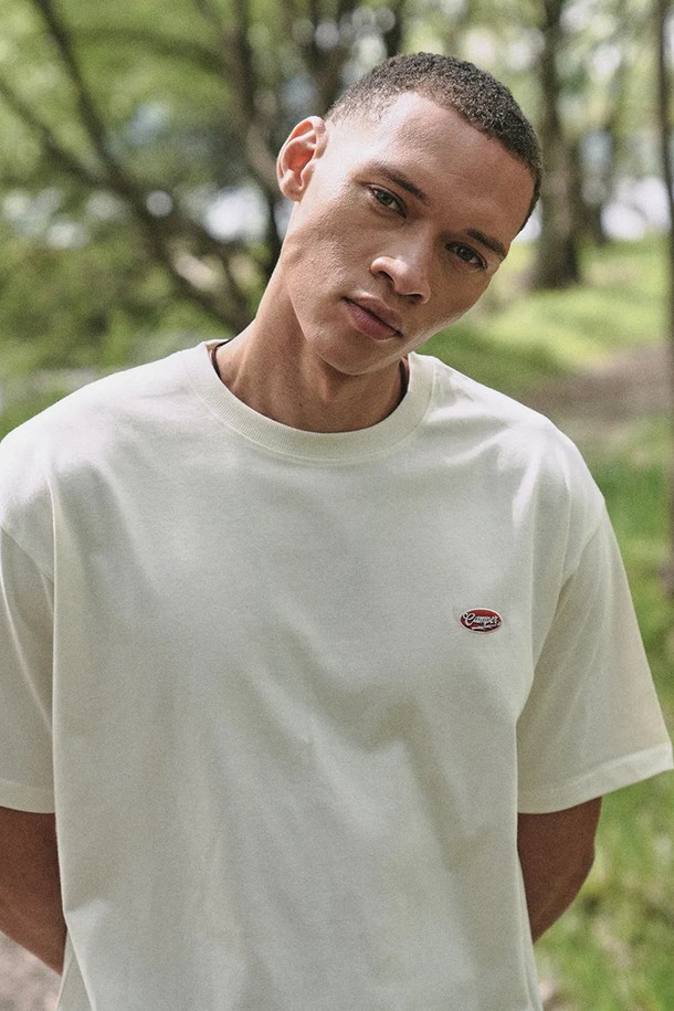 크랙 써클 스몰 심볼 티셔츠 [IVORY]는 빈티지 무드의 로고 패턴이 돋보이는 반소매 라운드넥 티셔츠입니다. 면 소재의 레귤러핏으로 제작되어 봄, 여름철 일상에서 편안하게 착용할 수 있습니다. 아이보리, 네이비, 브라운 등 6가지 다양한 컬러 옵션으로 제공되어 취향에 맞게 선택 가능합니다.
