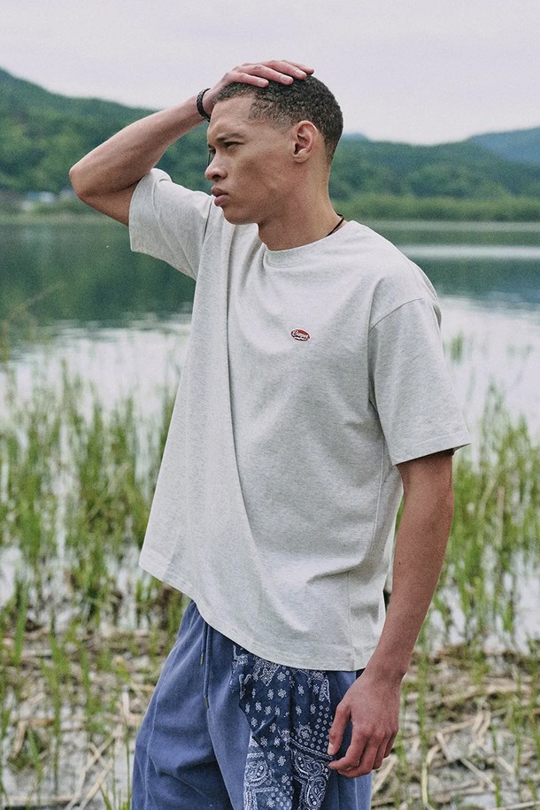 크랙 써클 스몰 심볼 티셔츠 [OATMEAL]는 부드러운 면 소재로 제작되어 편안한 착용감을 선사하며, 데일리 웨어 스타일을 완성하는 베이직한 디자인의 티셔츠입니다. 라운드넥과 레귤러핏으로 제작되었으며, 봄, 여름 계절에 어울리는 반소매 기장입니다. 오트밀 컬러 바탕에 심볼 디테일이 돋보이는 캐주얼 티셔츠입니다.
