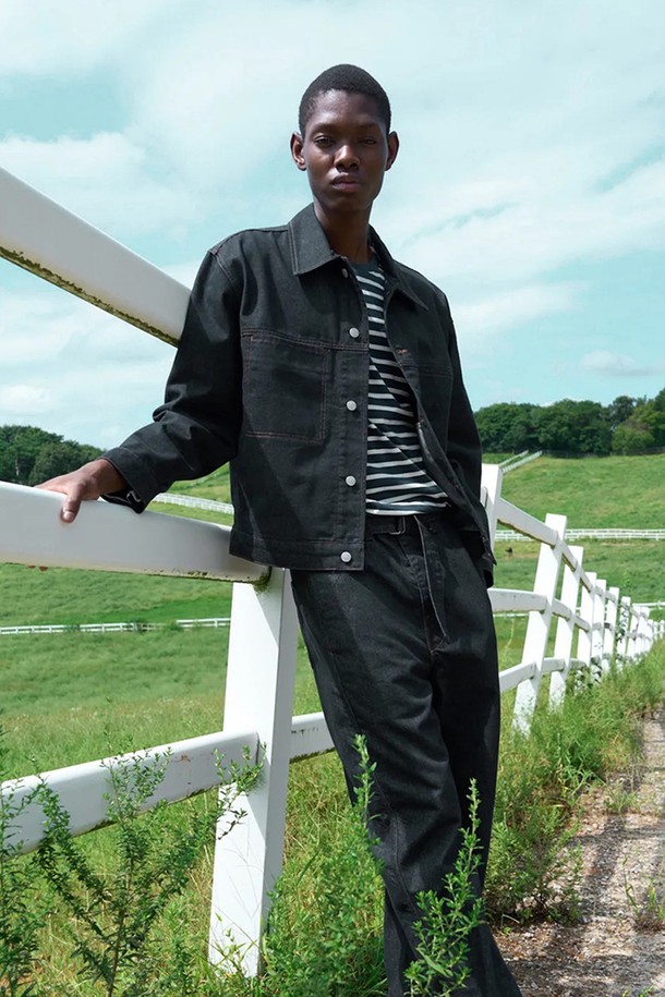 빈티지 데님 재킷 셋업 [다크 블루]는 남성용 아우터입니다. 봄, 가을에 착용하기 좋으며, 빈티지하고 캐주얼한 스타일을 연출합니다. 데이트룩, 쇼핑룩에 적합하며, 미니멀한 스타일을 선호하는 분들께 추천합니다. 다크 블루 컬러의 무지 데님 소재로 제작되었으며, 스탠다드핏에 버튼 여밈 방식입니다. 두꺼운 두께감과 뻣뻣한 촉감, 빈티지 워싱 디테일이 특징입니다.
