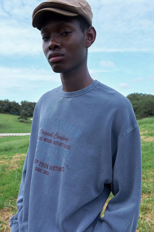 빈티지 이스케이프 레터링 맨투맨 [BLUE]은 캐주얼과 스트리트 스타일을 즐기는 분들을 위한 상의입니다. 톤 다운된 블루 컬러에 "ESCAPE THE CITY" 레터링 프린트가 돋보이는 디자인으로, 빈티지 피그먼트 워싱 처리로 은은한 멋을 더했습니다. 봄, 가을에 적합하며, 면 소재로 제작되어 부드러운 촉감을 선사합니다. 라운드넥에 스탠다드핏으로 편안하게 착용 가능하며, 동네 마실룩이나 가을 나들이룩에 활용하기 좋습니다.
