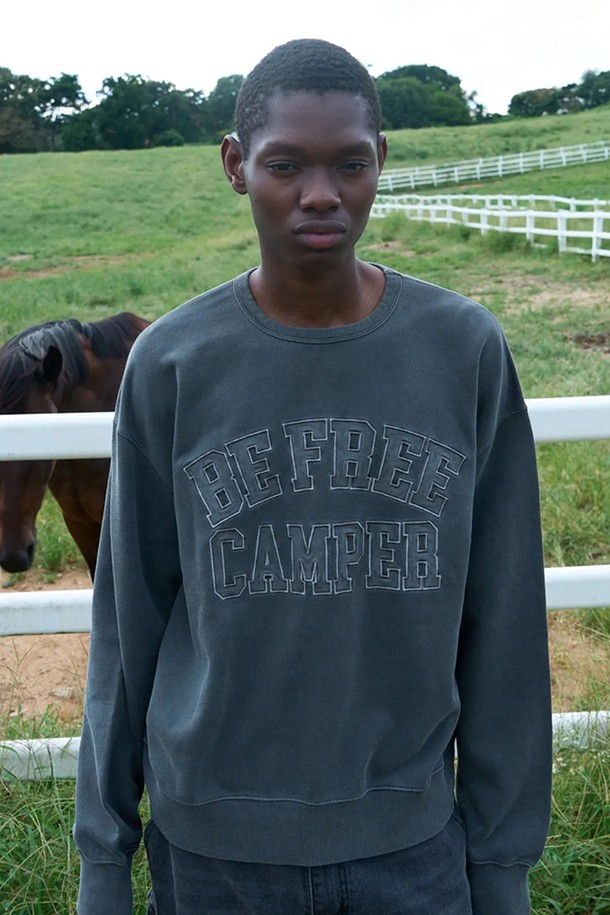 빈티지 아플리케 맨투맨 [CHARCOAL]은 포근한 겨울 데일리룩을 위한 필수템입니다. 부드러운 면 소재에 두꺼운 기모 안감을 더해 따뜻한 착용감을 선사합니다. 차콜 컬러에 아플리케 로고 디자인으로 빈티지하면서도 캐주얼한 스타일을 연출합니다. 스탠다드핏의 레귤러 기장과 긴 소매, 라운드넥 디자인으로 어떤 스타일에도 잘 어울립니다. 일상에서 편안하게 착용할 수 있는 매력적인 맨투맨입니다.
